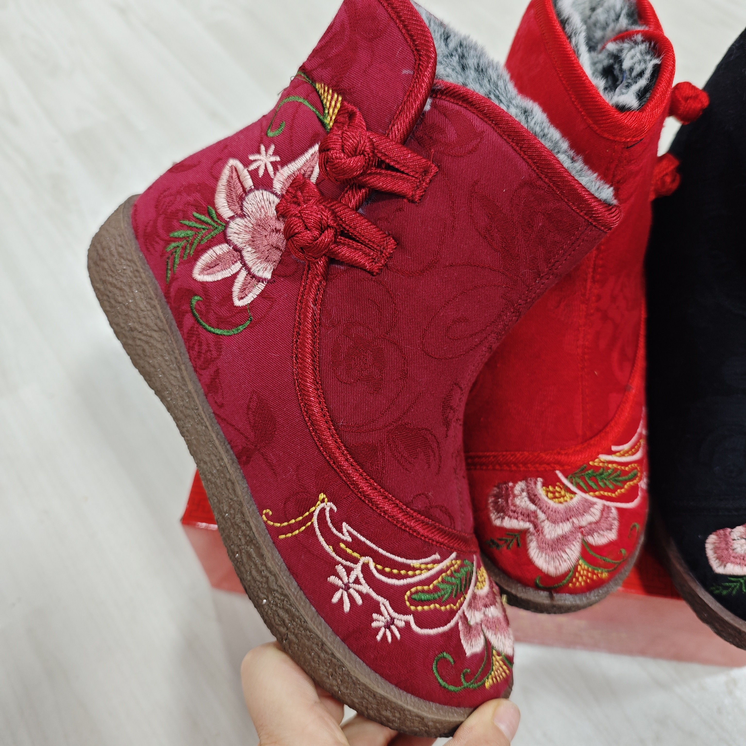 G89超轻底高档高帮刺绣国风女靴