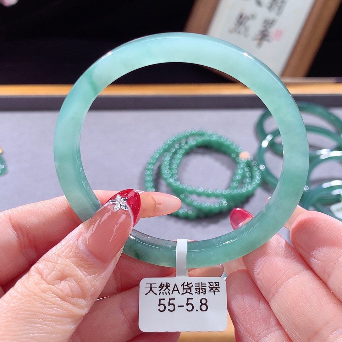 翡翠手镯（圆镯）未镶嵌不*