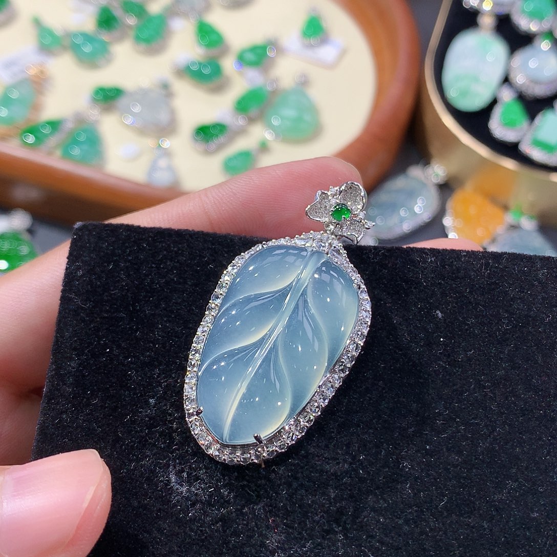 翡翠18K金镶嵌颈饰