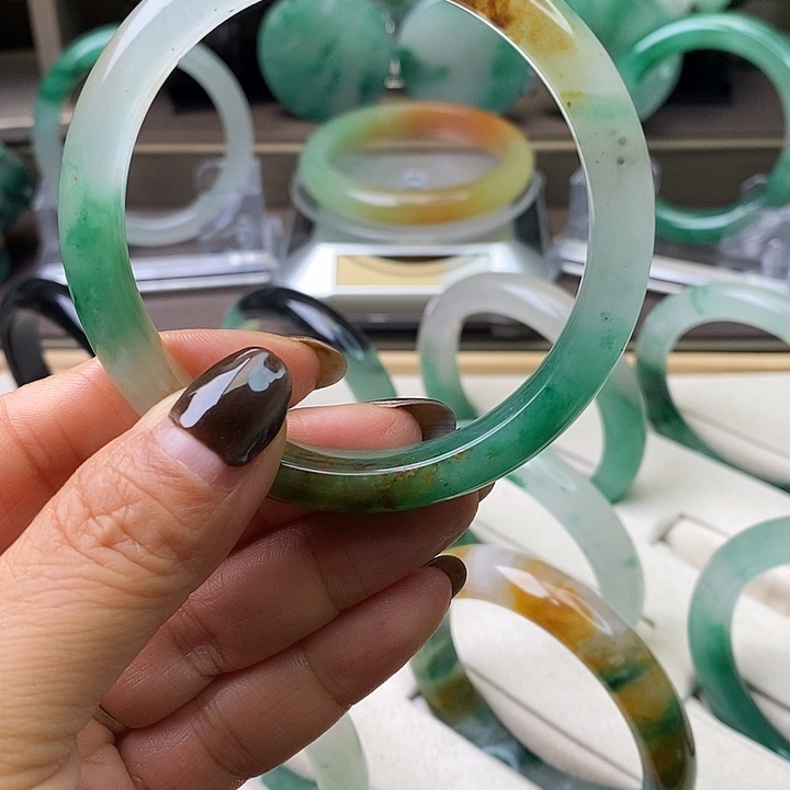 仓***玄石英质玉（非洲翠）未镶嵌手镯