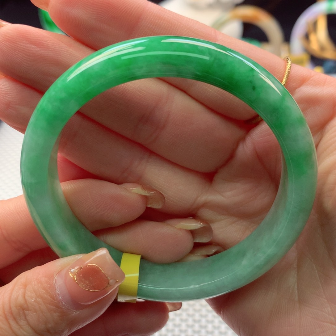 翡翠手镯未镶嵌翡翠