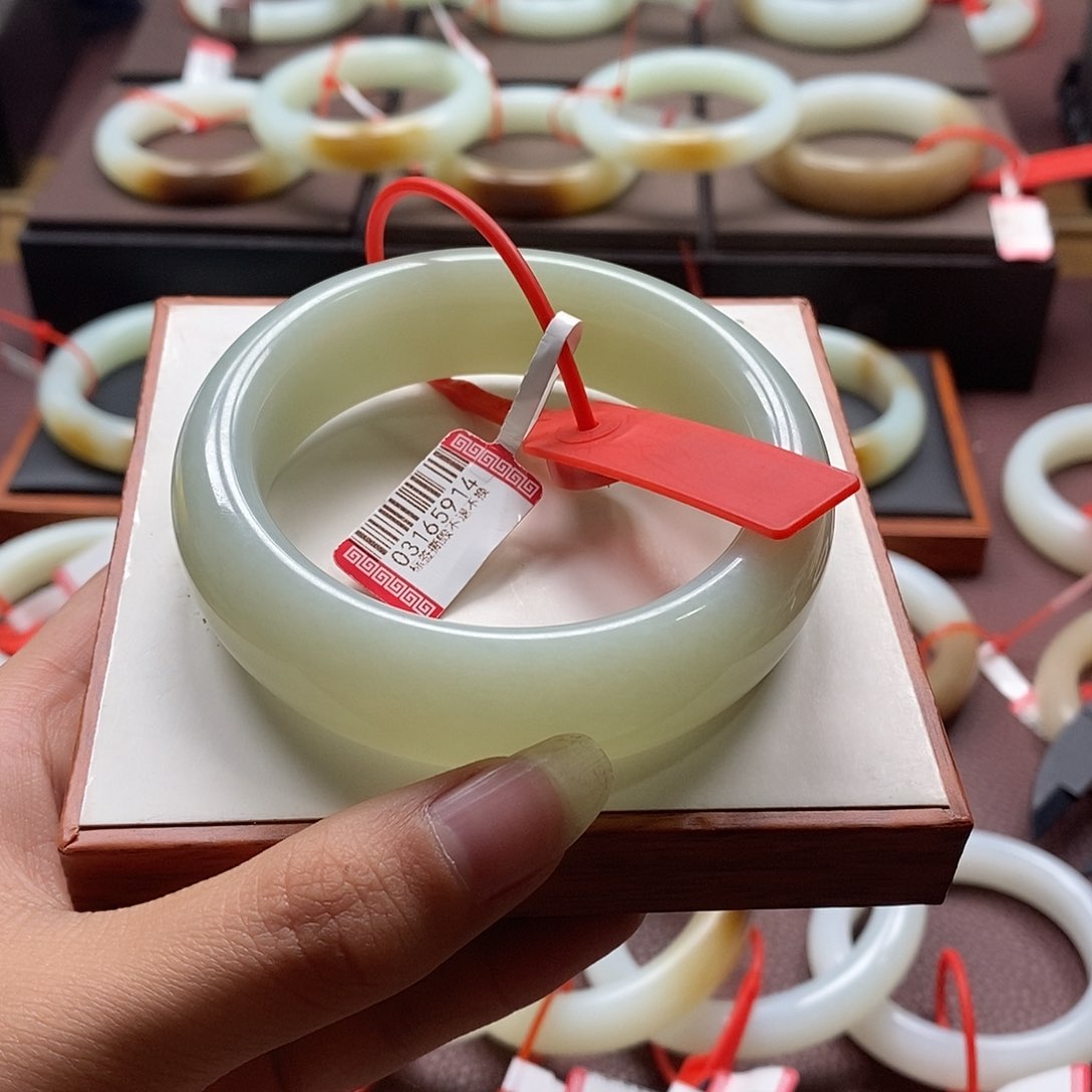 和田玉手镯未镶嵌