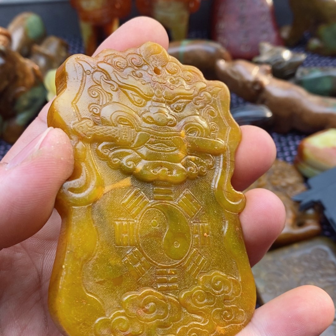 蛇纹石玉颈饰未镶嵌