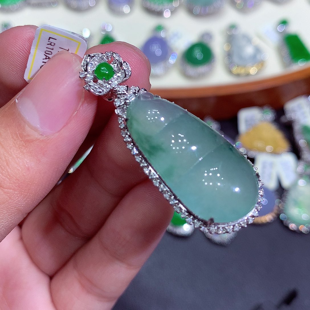 翡翠吊坠(不含链)18K金镶嵌