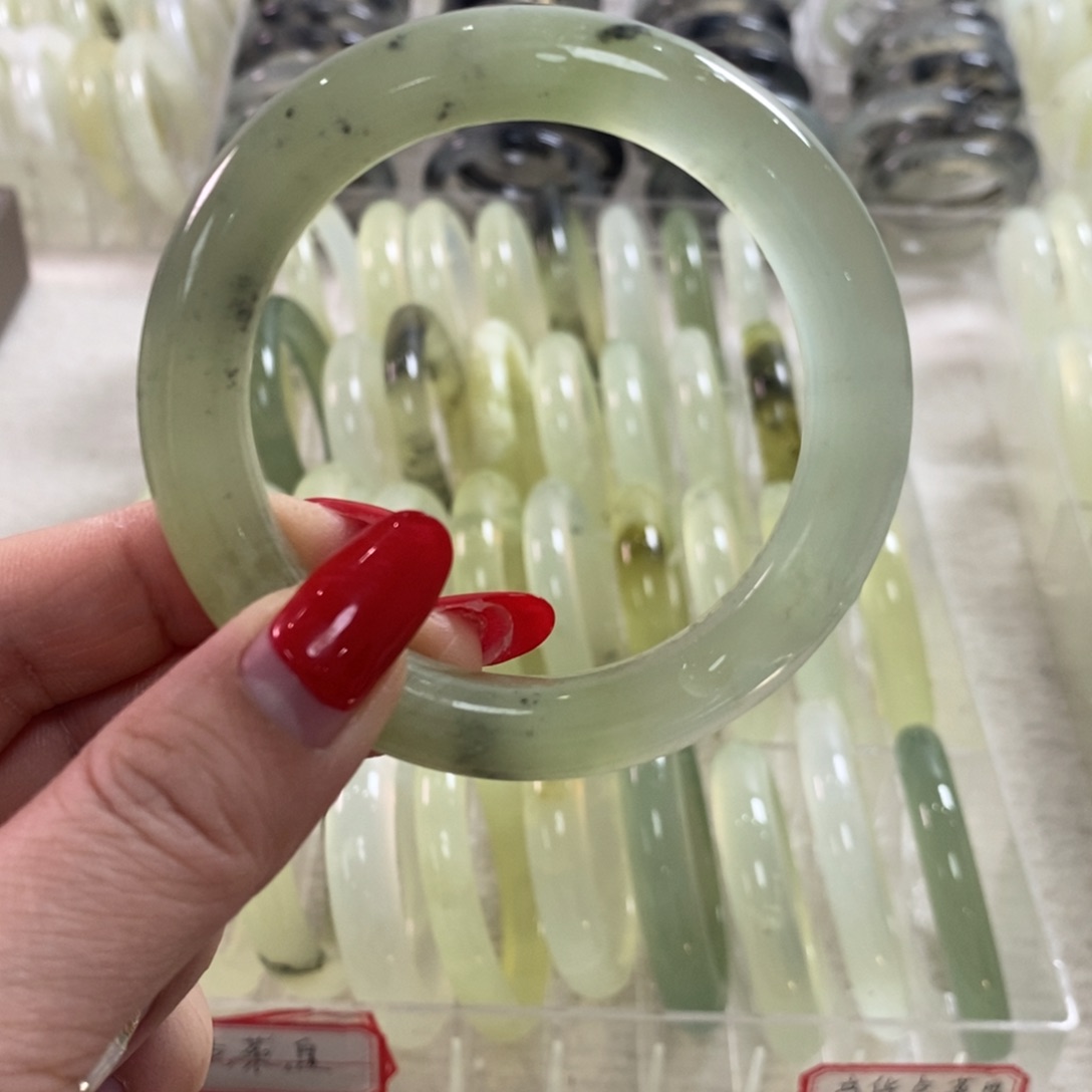 蛇纹石玉手镯未镶嵌