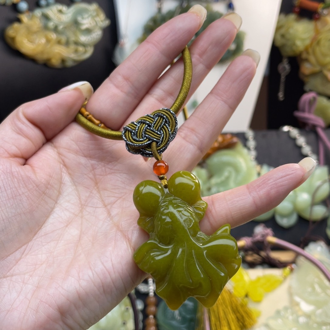 蛇纹石玉未镶嵌颈饰