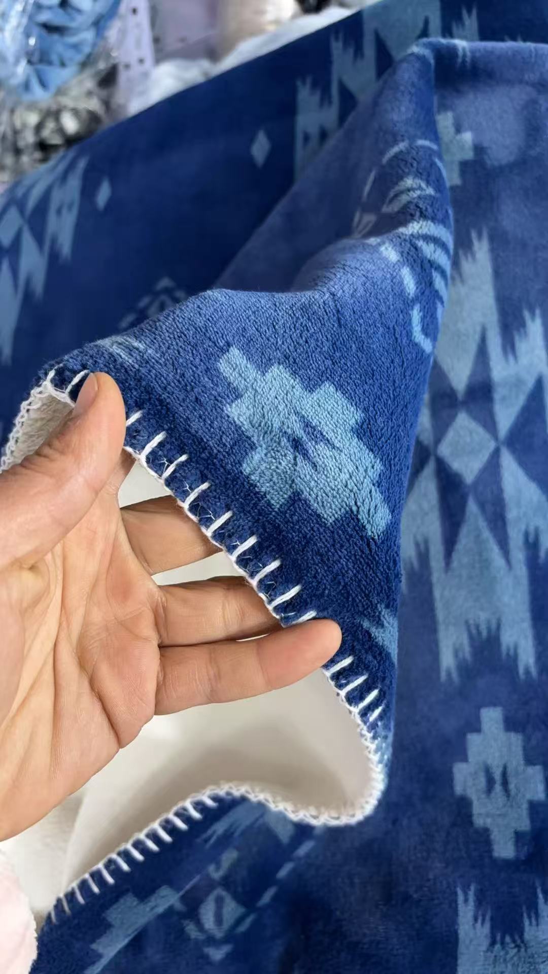 波西米亚蓝色复合一体绒2×1.8加绒毛毯重约4斤