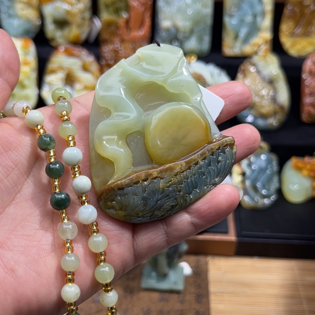 蛇纹石玉未镶嵌颈饰