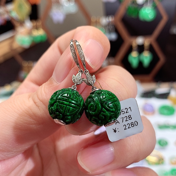 18K金镶嵌翡翠耳饰