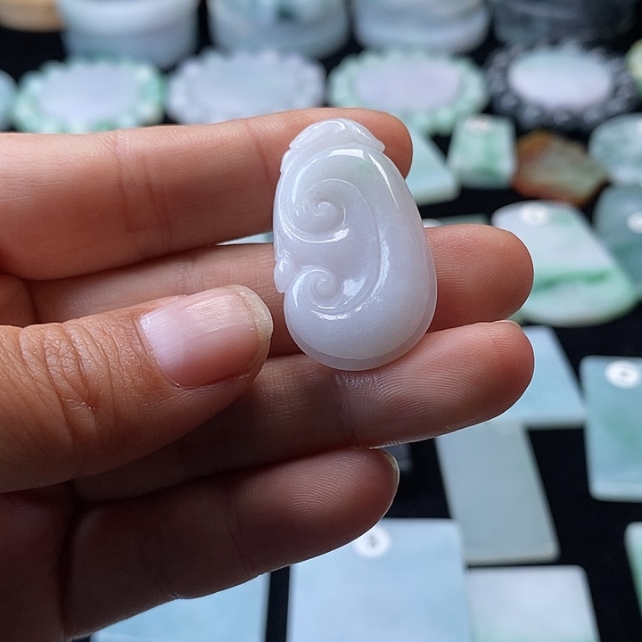 翡翠挂件未镶嵌翡翠的