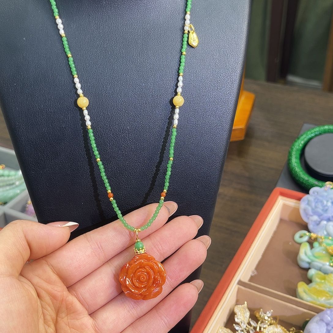 翡翠未镶嵌颈饰炸