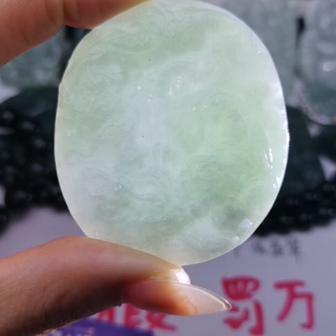 翡翠颈饰未镶嵌天然的A货翡翠
