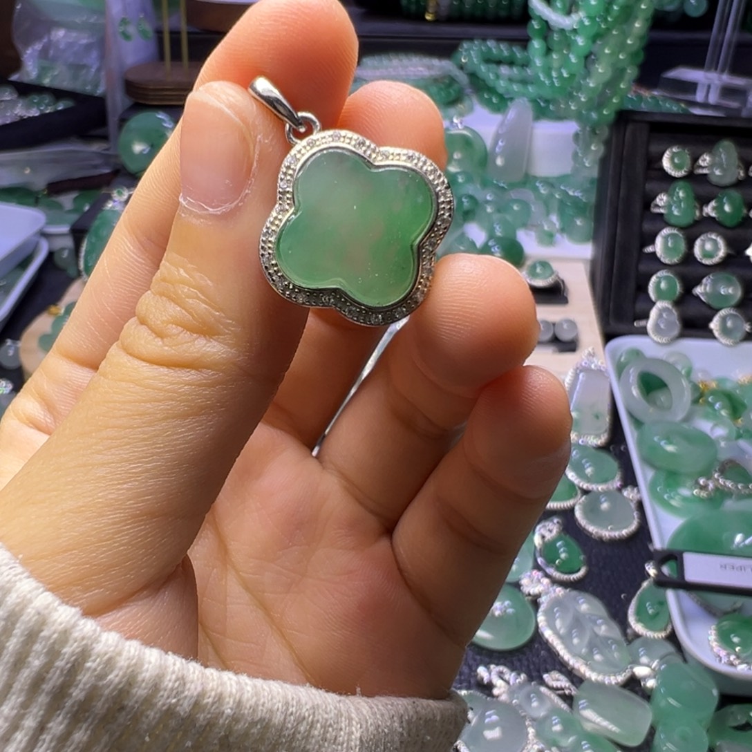 石英质玉（非洲翠）未镶嵌颈饰