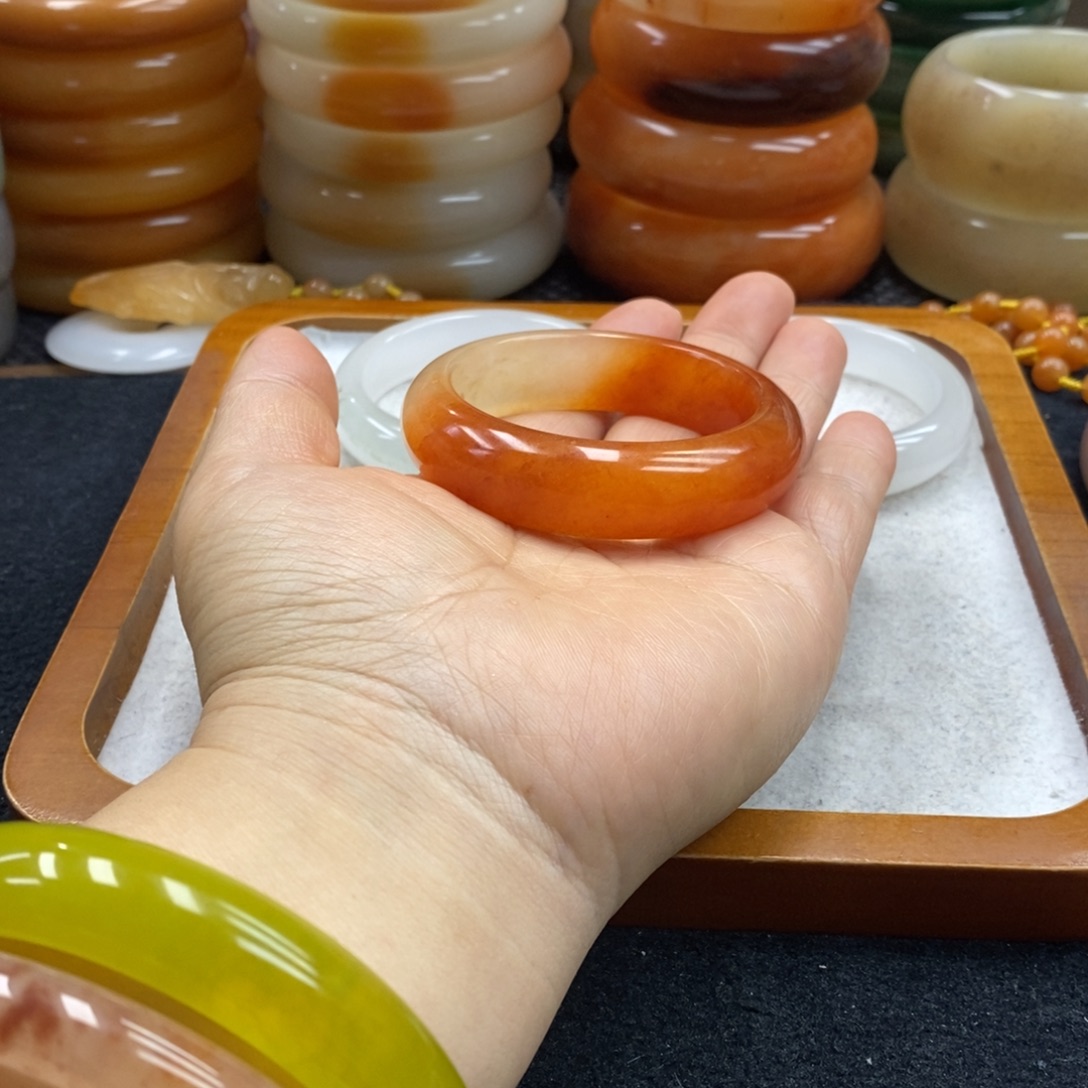 玲***子石英岩玉未镶嵌手镯（圆镯）