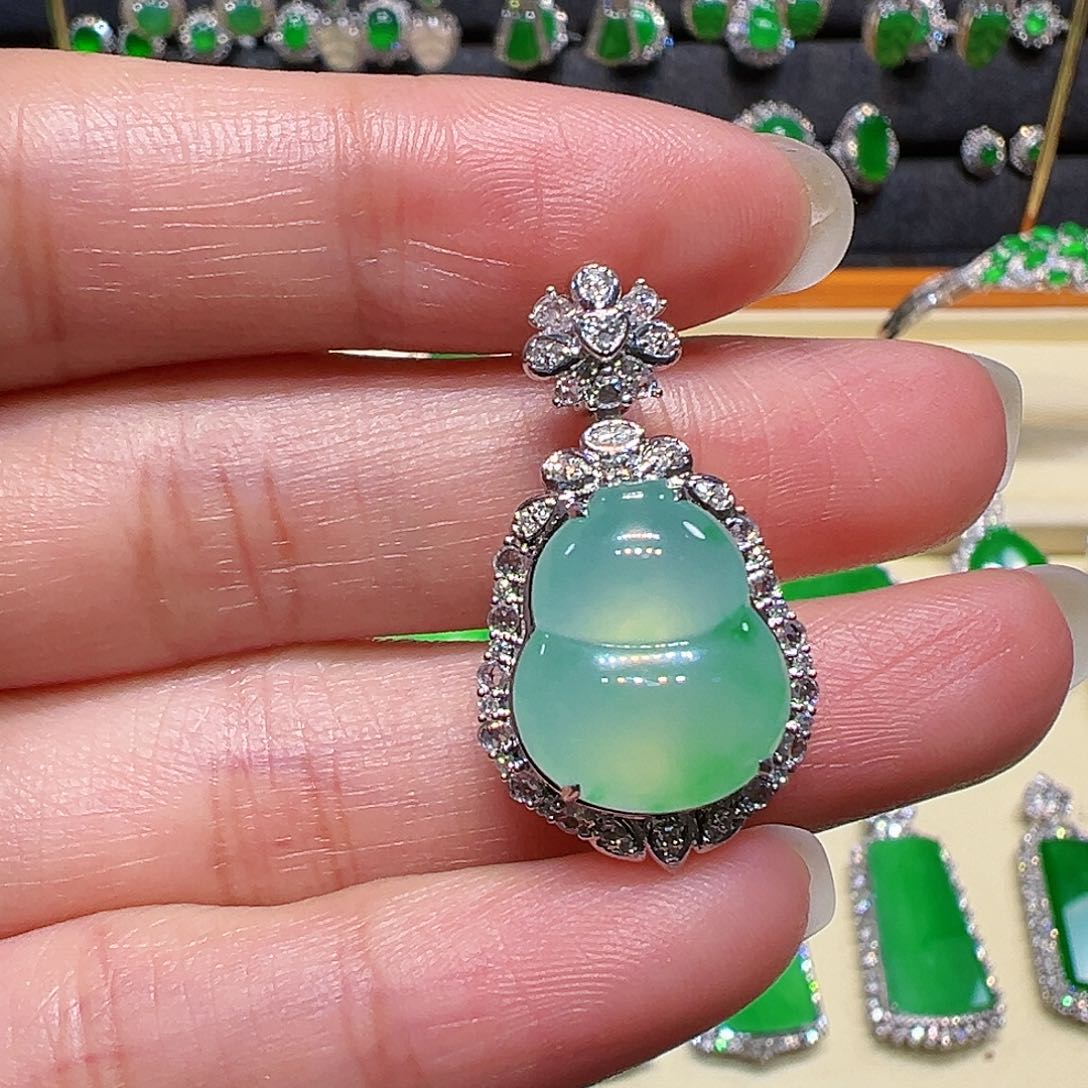 翡翠颈饰18K金镶嵌吊坠