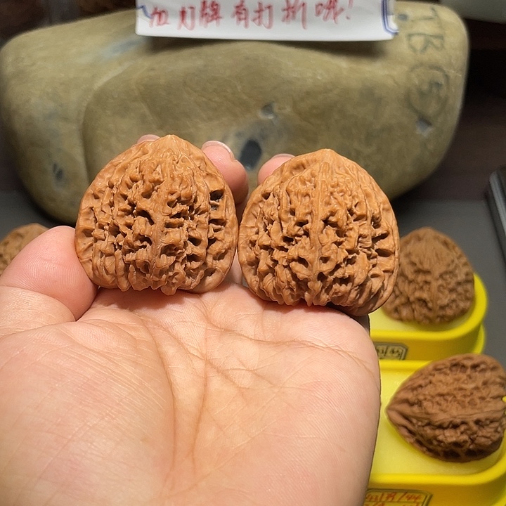 M***V文玩核桃把件222号，43尺全品三角疆