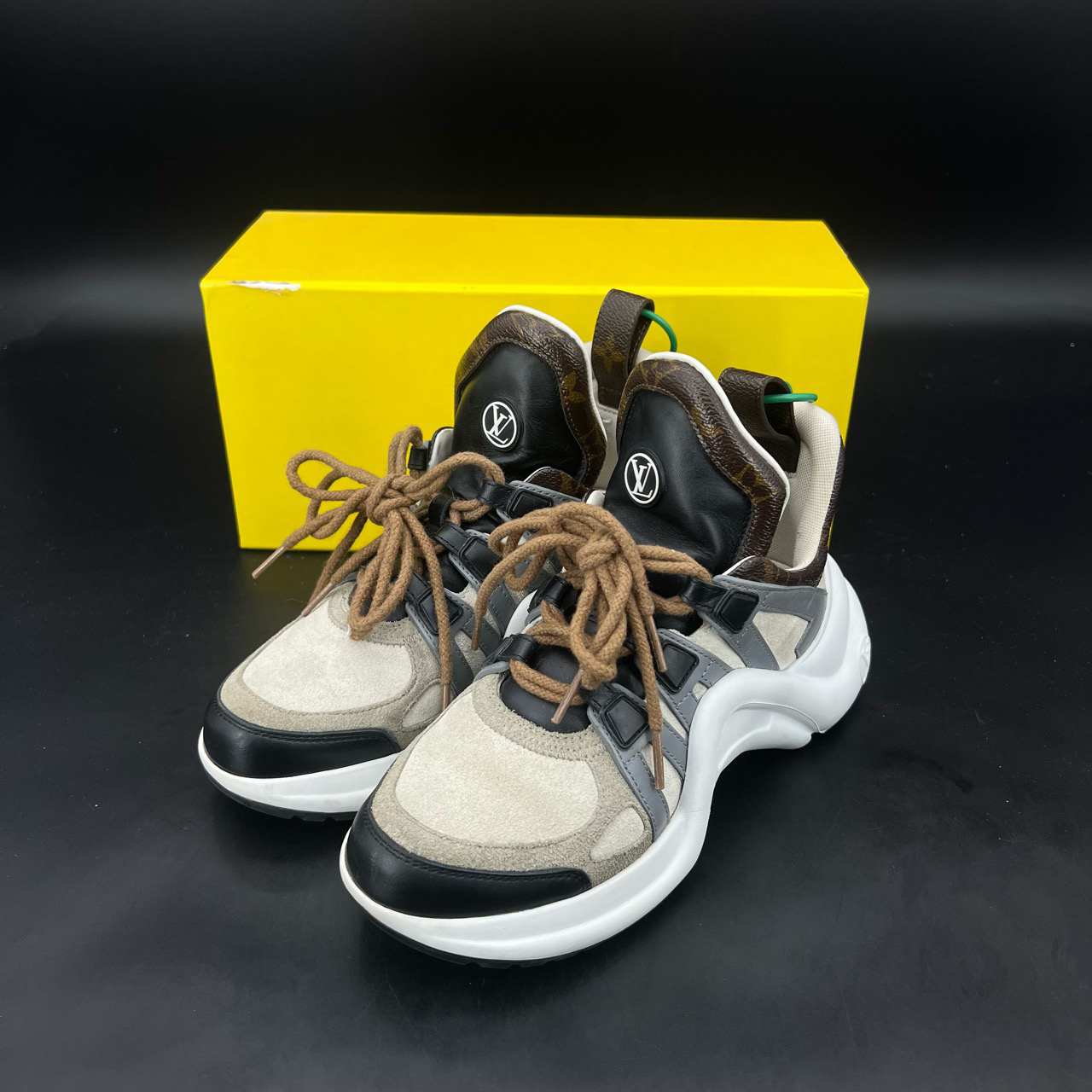 95新 LouisVuitton/路易威登 lv 白灰黑 码数35.5 原盒