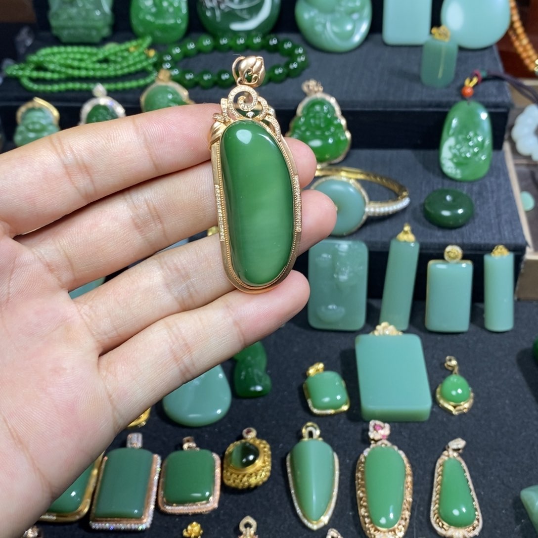 吊坠(不含链)18K金镶嵌和田玉（碧玉）