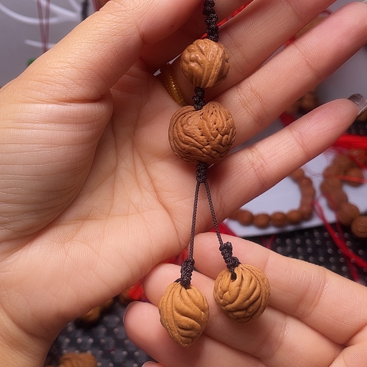 木质类龙纹桃枭挂件