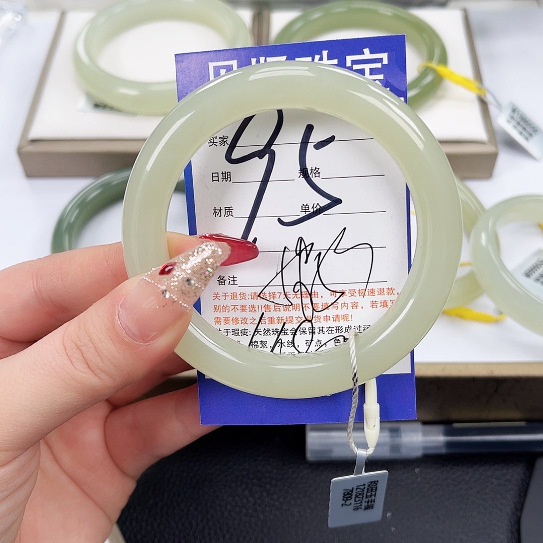 和田玉手镯未镶嵌