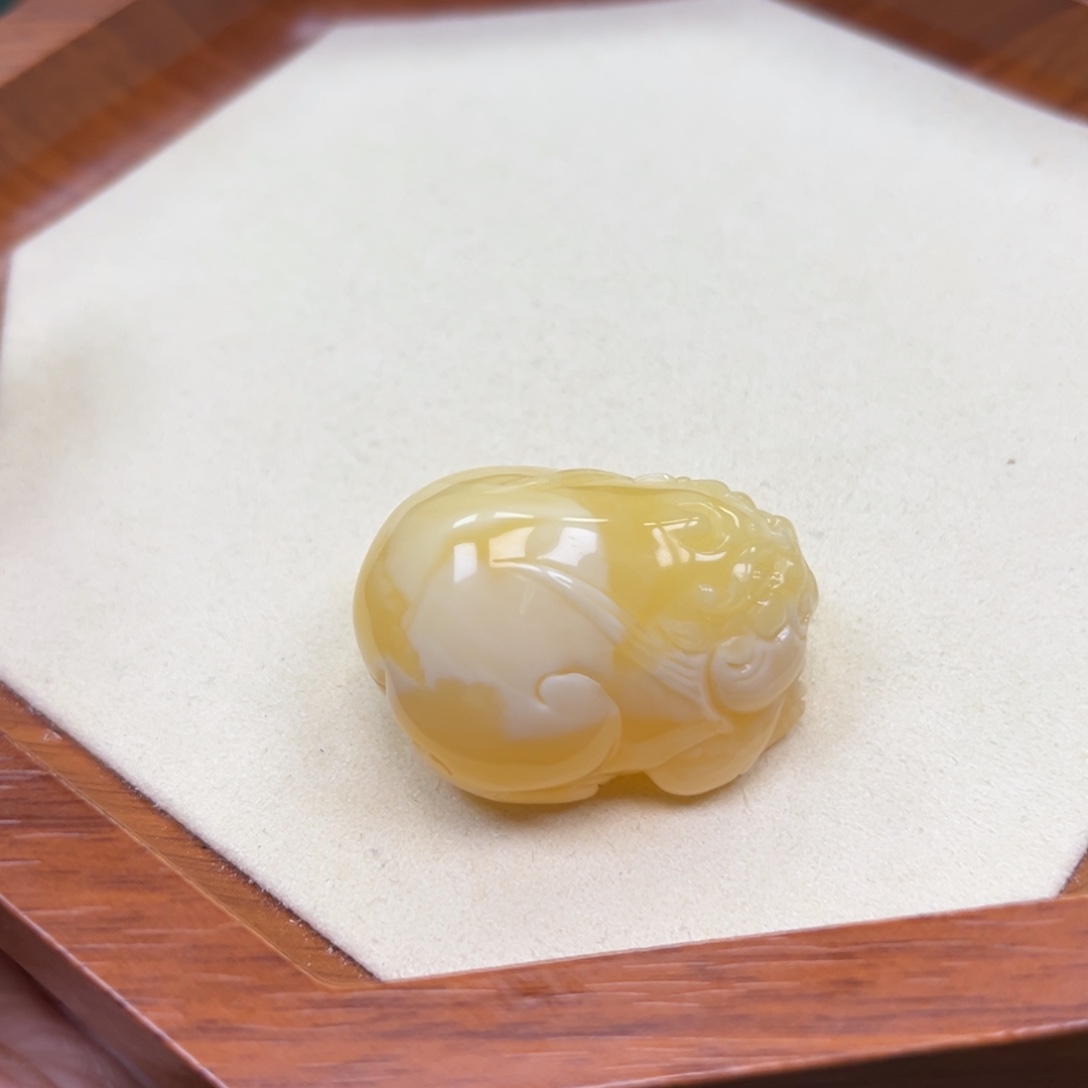 赢****琥珀未镶嵌颈饰蜜蜡