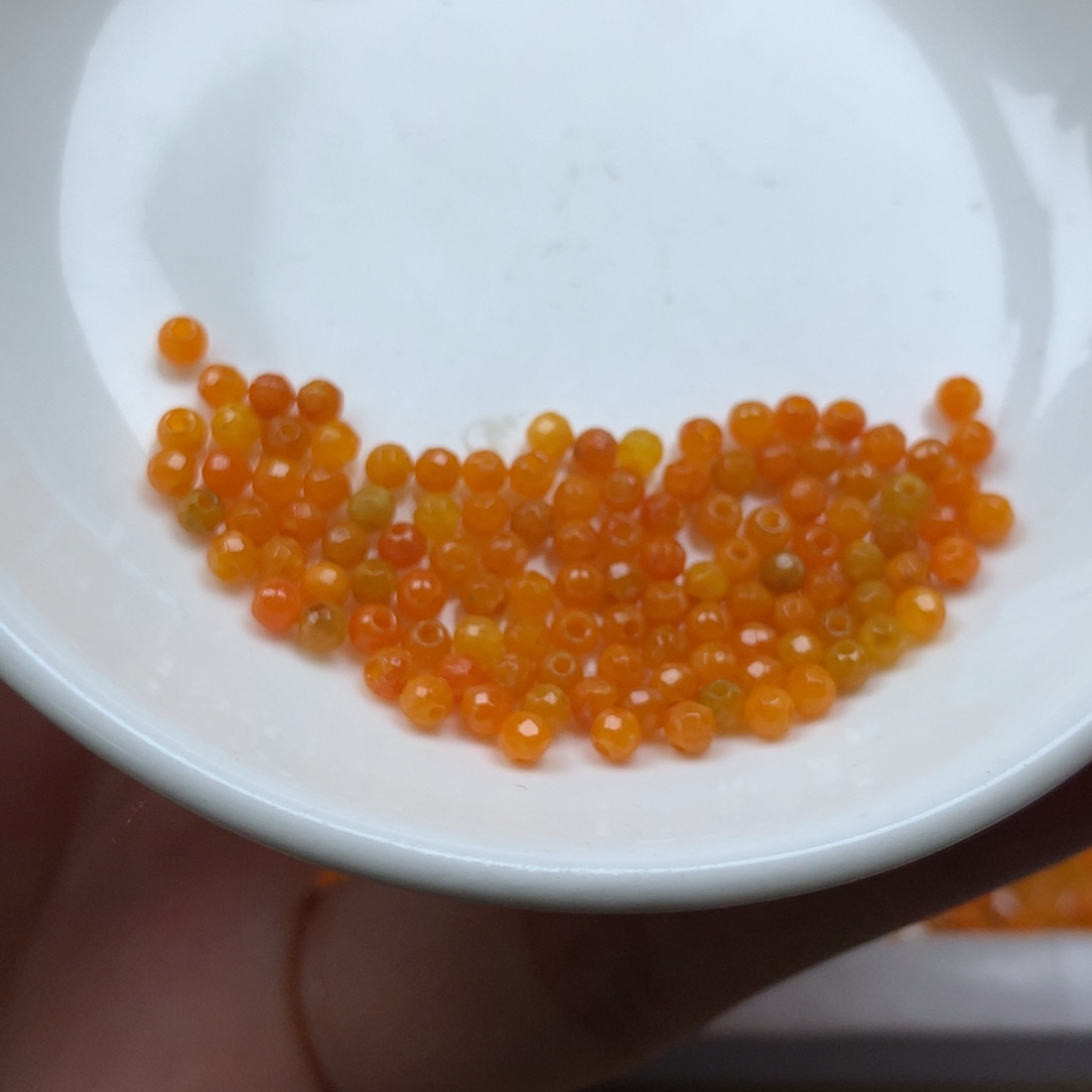 翡翠颈饰未镶嵌卡2.8。100颗。