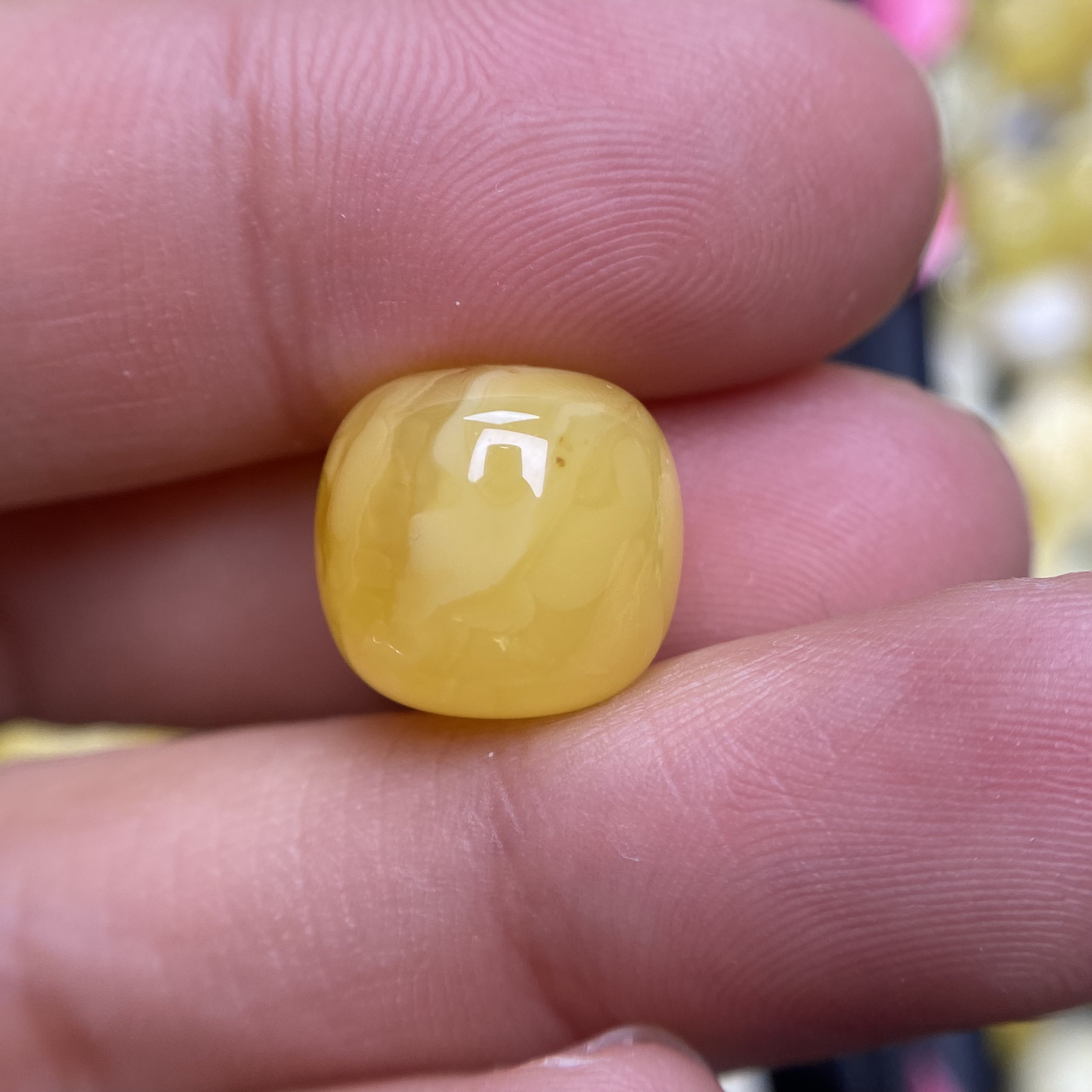 蜜蜡胶皮鸡油黄老型配饰12.1×11.3mm，有点天然植物包裹体介意勿拍