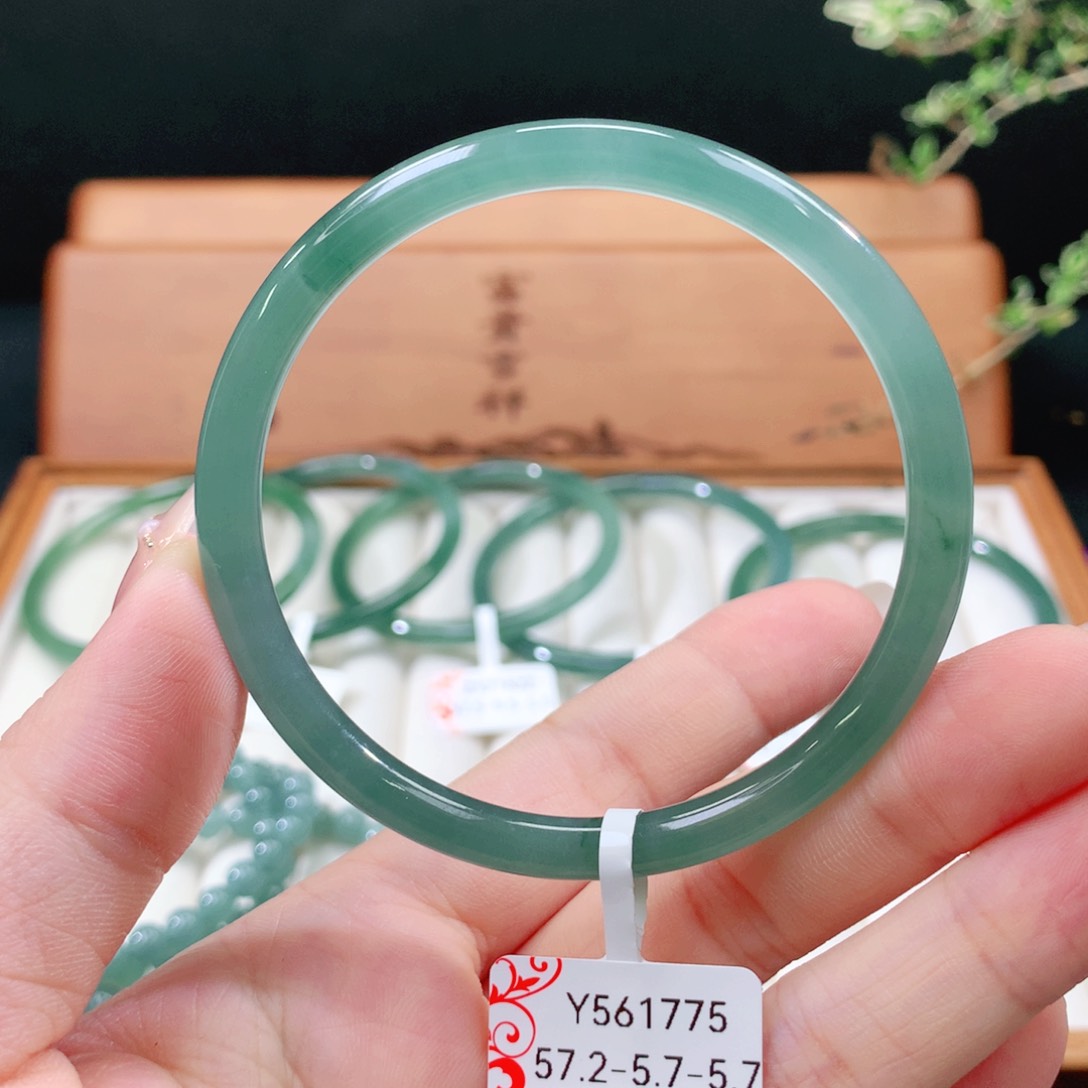 翡翠手镯未镶嵌天然