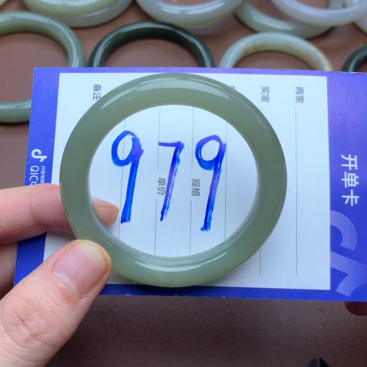 ，***，和田玉未镶嵌手镯