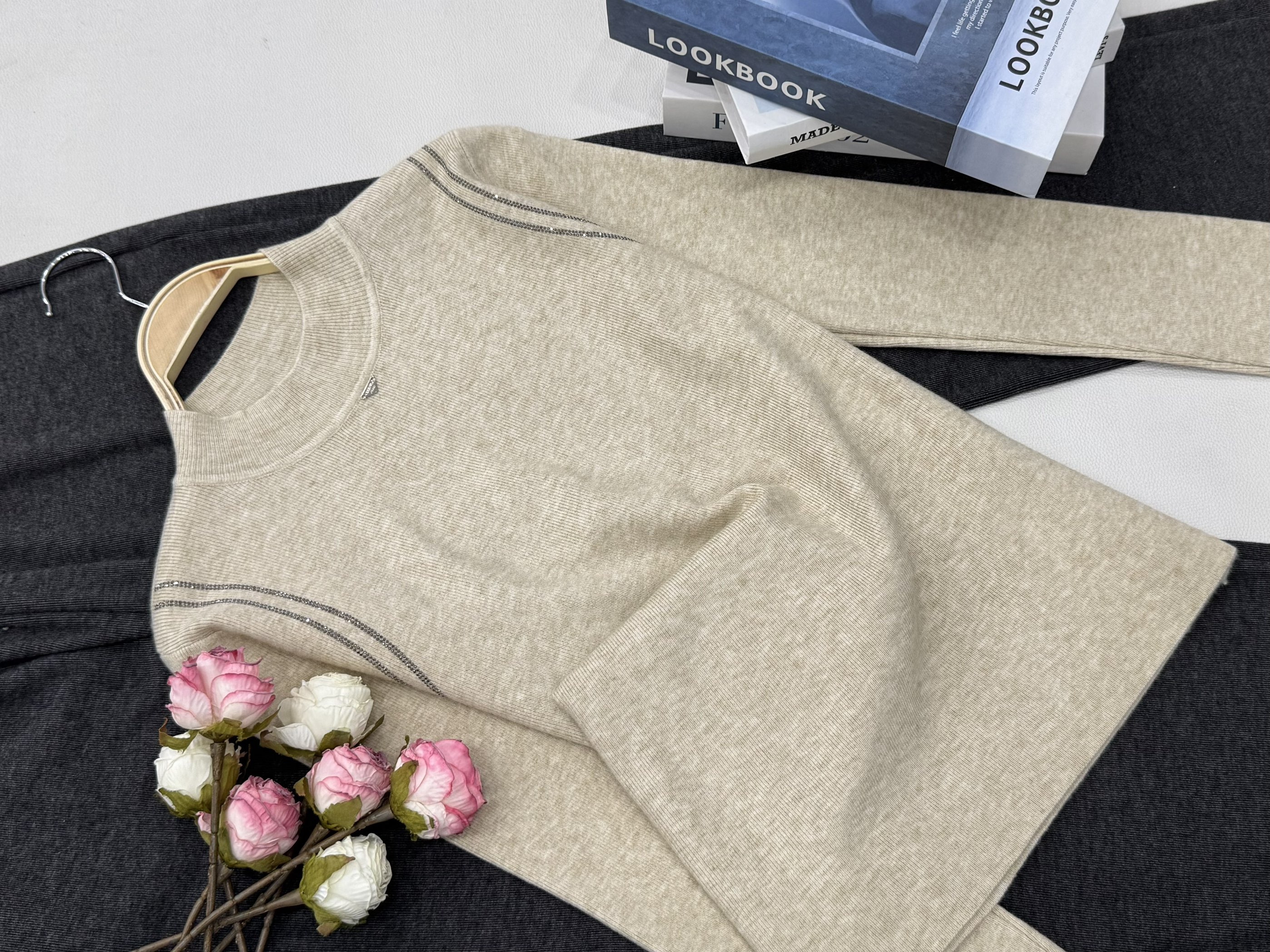 【三角标烫钻套头燕麦】秋季新款时尚长袖针织上衣QC5754