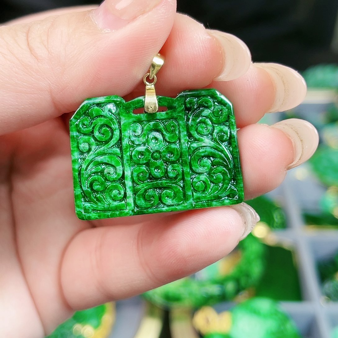 翡翠颈饰18K金镶嵌吊坠