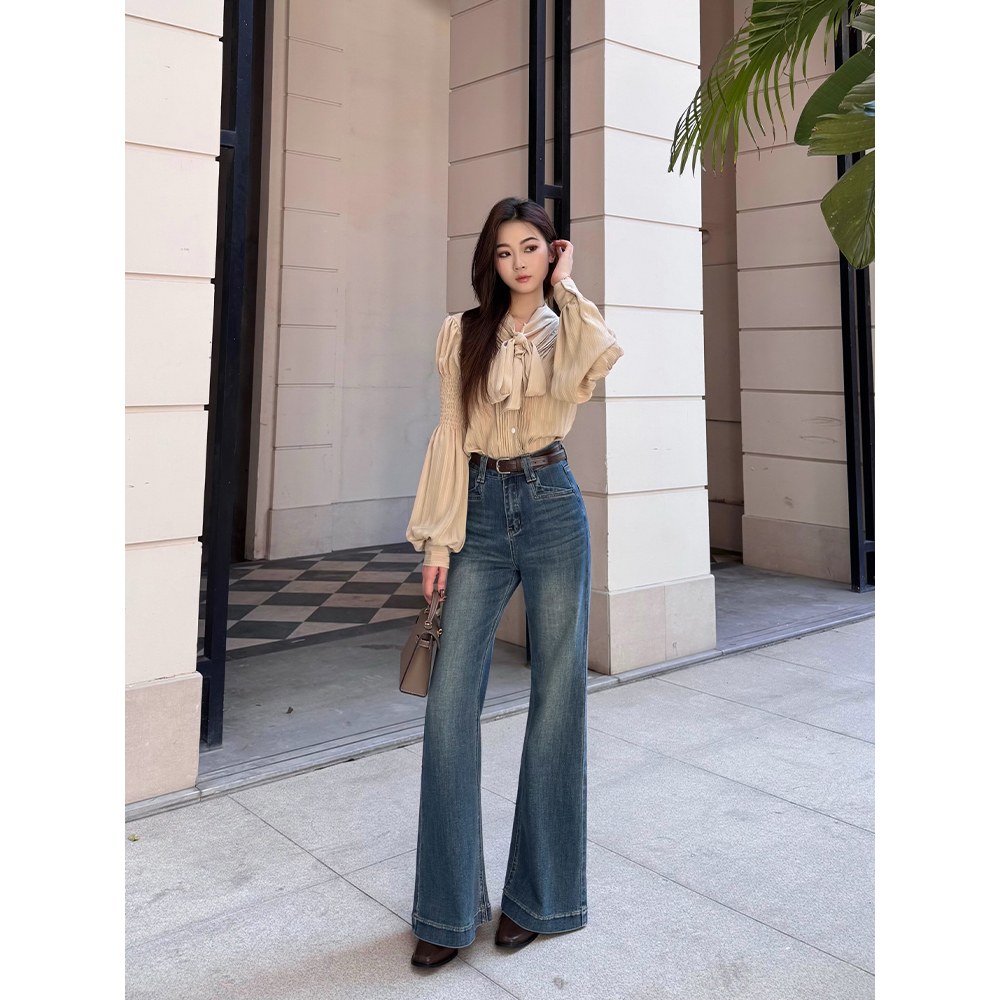 Yuki•2026春季新款不贴腿中高腰复古蓝显瘦百搭款微喇牛仔裤女