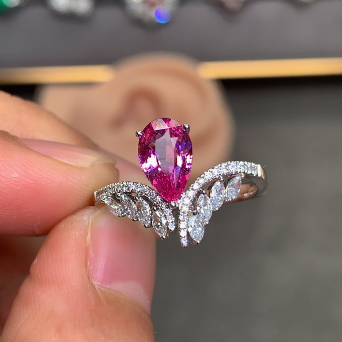 彩色蓝宝石戒指18K金镶嵌