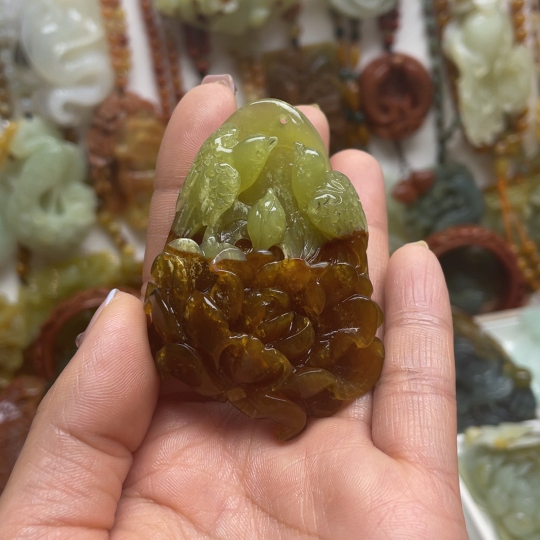 蛇纹石玉颈饰未镶嵌