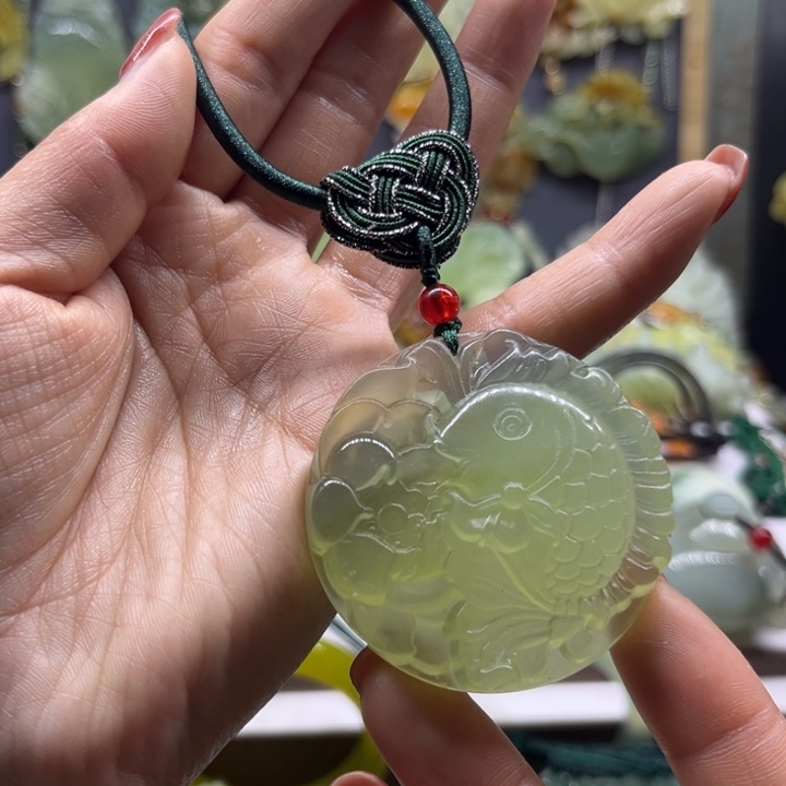 蛇纹石玉未镶嵌颈饰