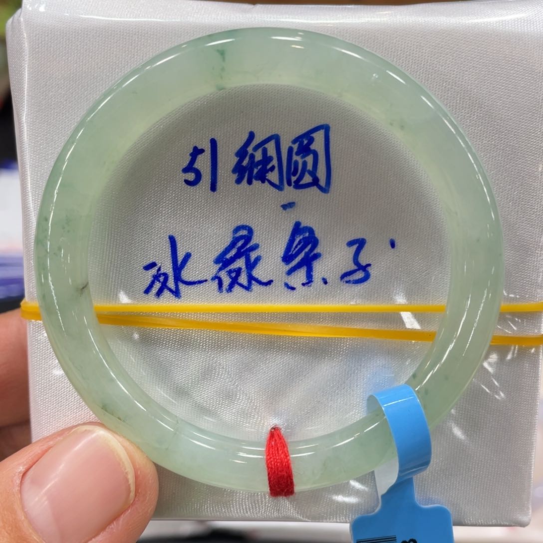 翡翠手镯未镶嵌翡翠