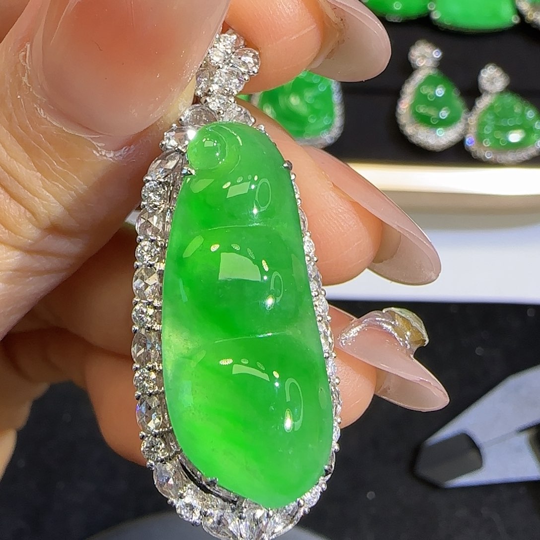 翡翠颈饰18K金镶嵌。