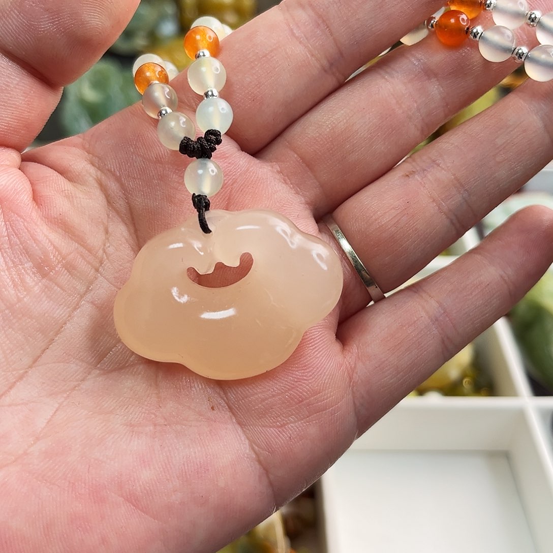 蛇纹石玉颈饰未镶嵌