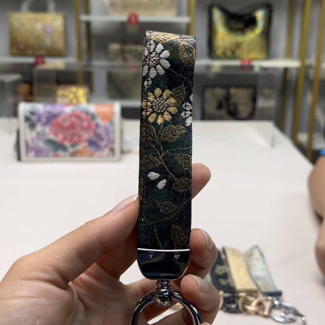 如***锦织绣高定风雨中的花朵，倔强又美丽。大漏