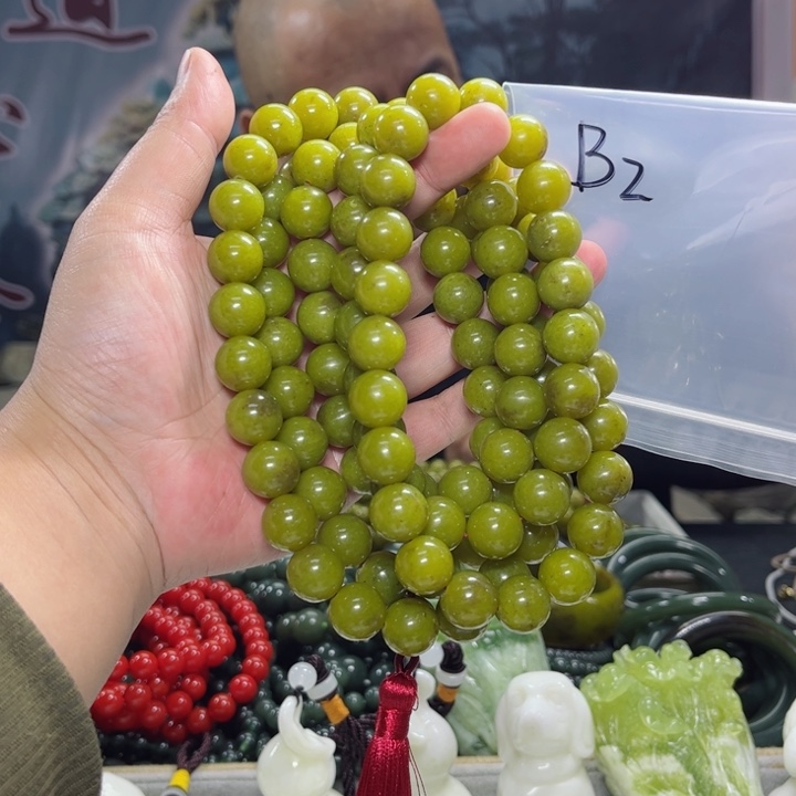蛇纹石玉颈饰未镶嵌白**霜