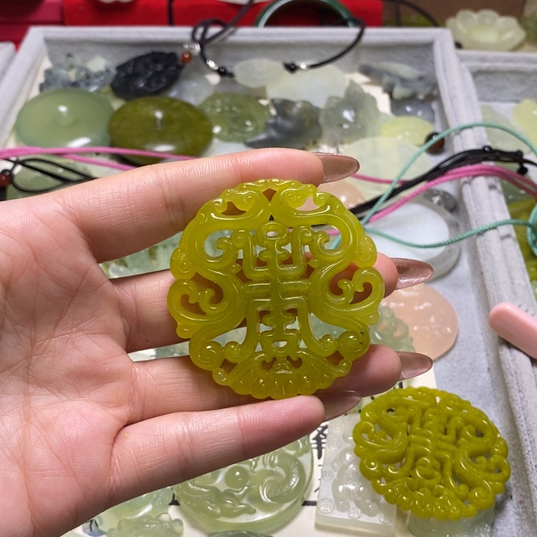 蛇纹石玉颈饰未镶嵌万寿