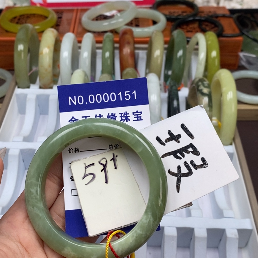 蛇纹石玉未镶嵌手镯