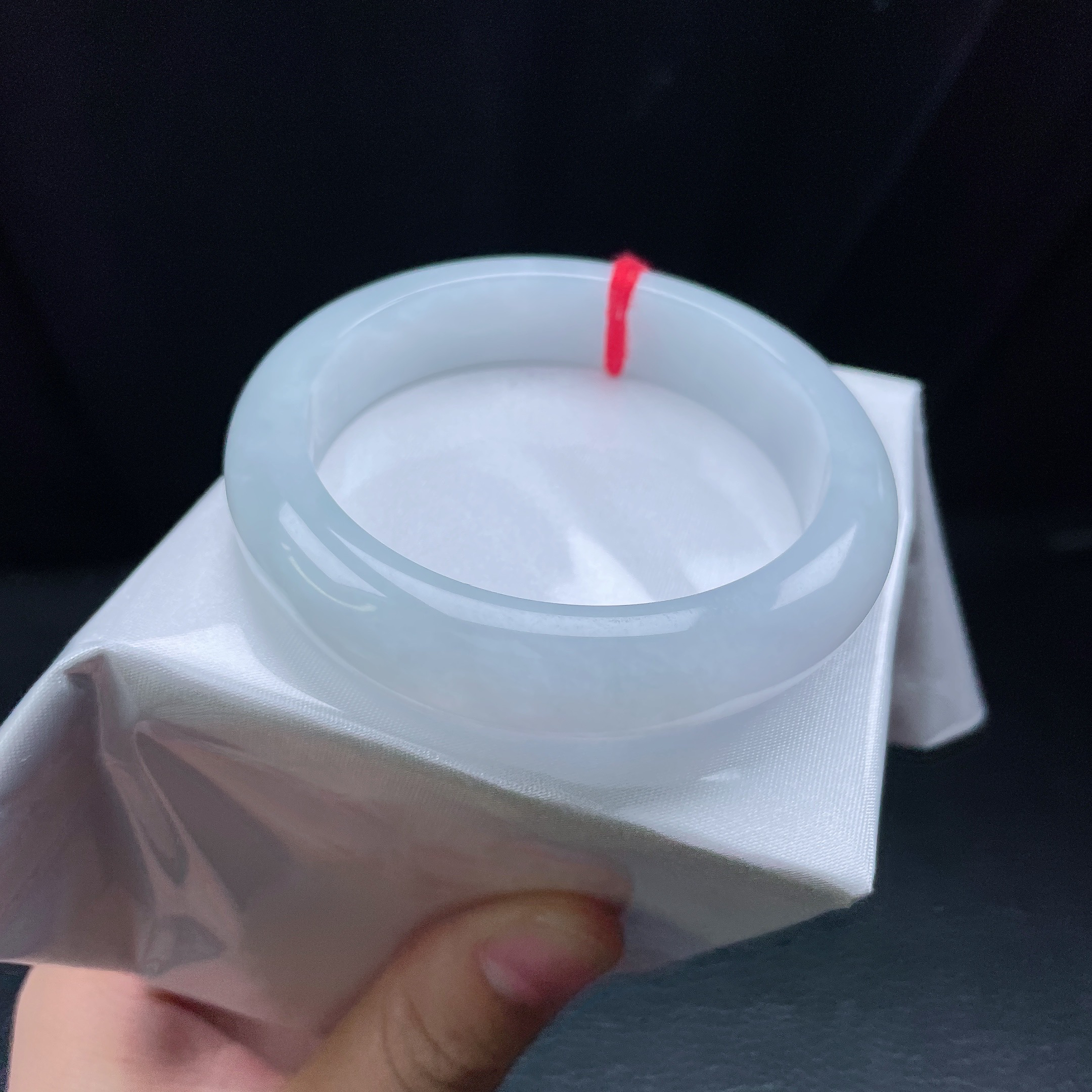 55圈糯化浅绿宽边手镯