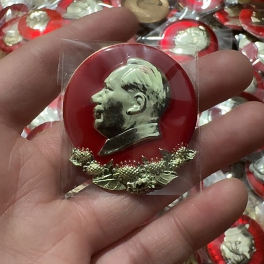 红***>其他普通金属圆形红色人物像章