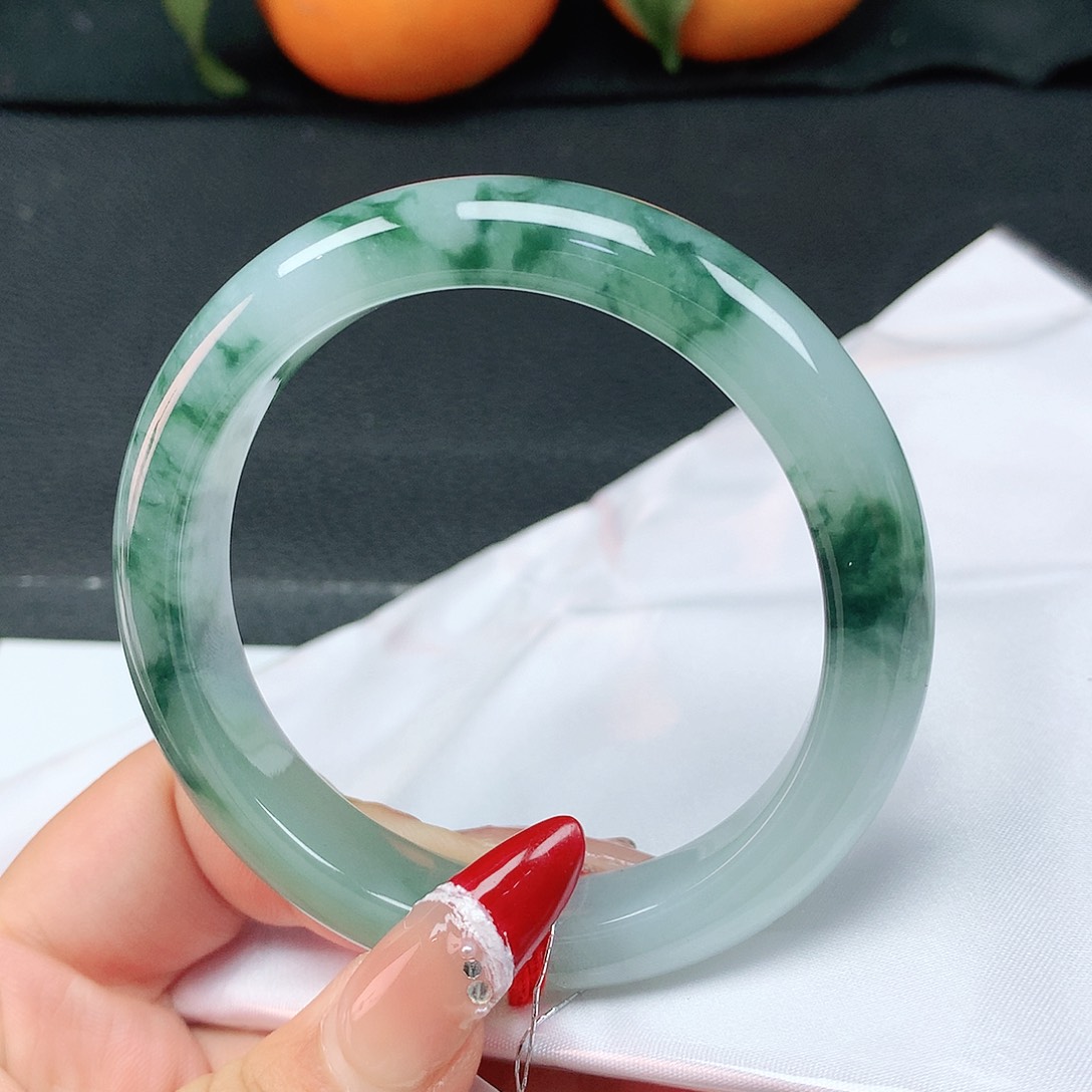 翡翠手镯未镶嵌55圈