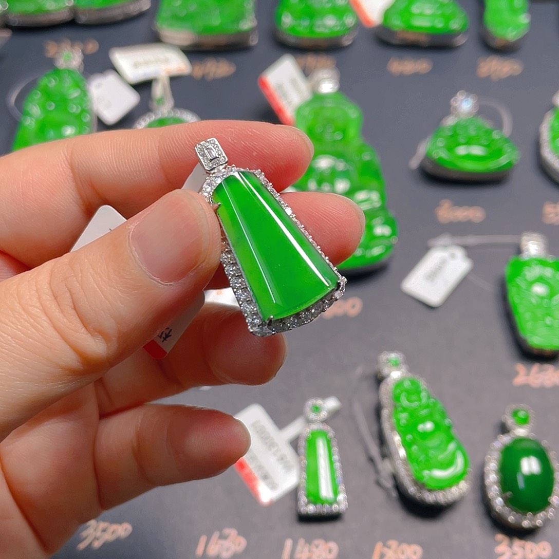 吊坠(不含链)未镶嵌翡翠