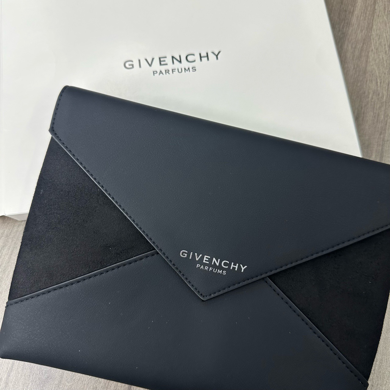 全新未使用 Givenchy/纪梵希 化妆包 内衬刺绣印花 全新带盒