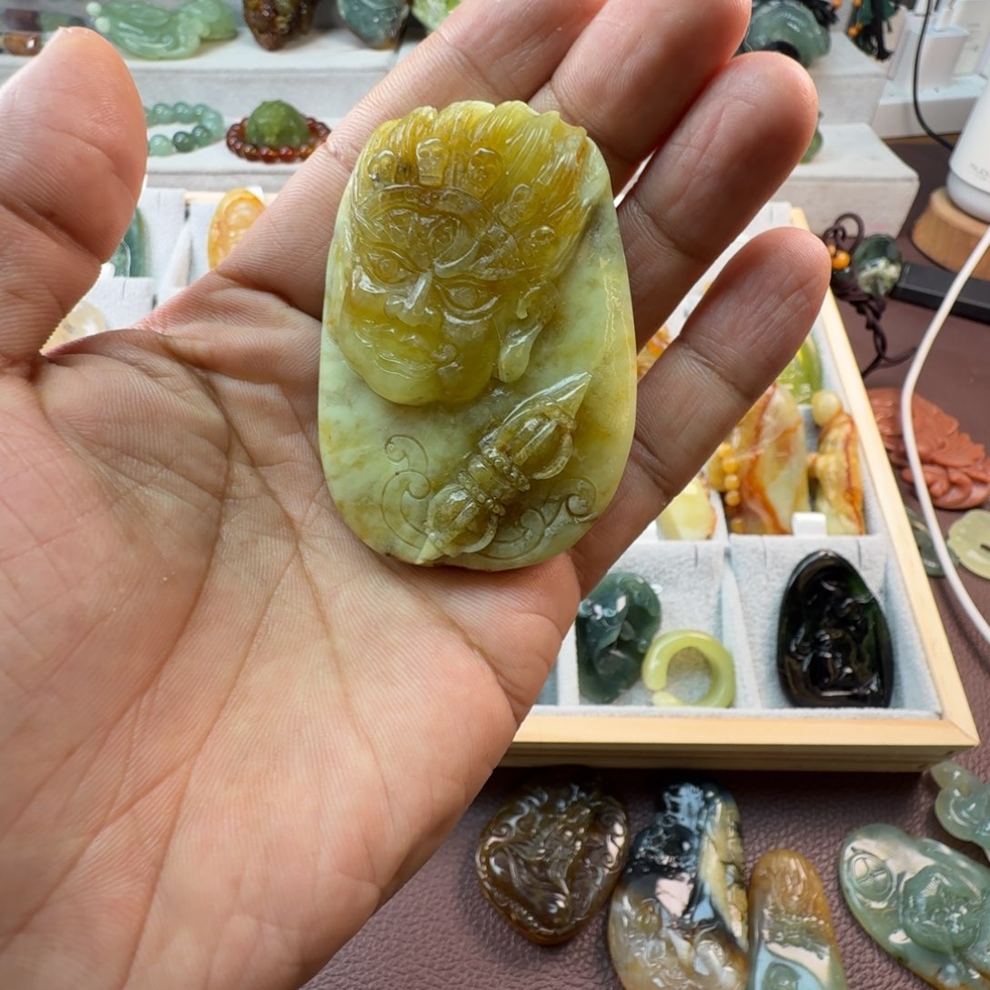 蛇纹石玉未镶嵌颈饰