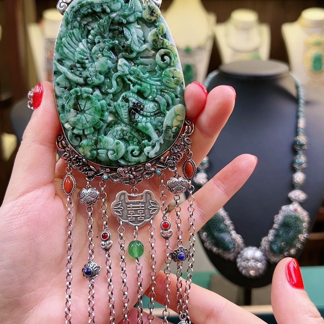 翡翠未镶嵌颈饰，