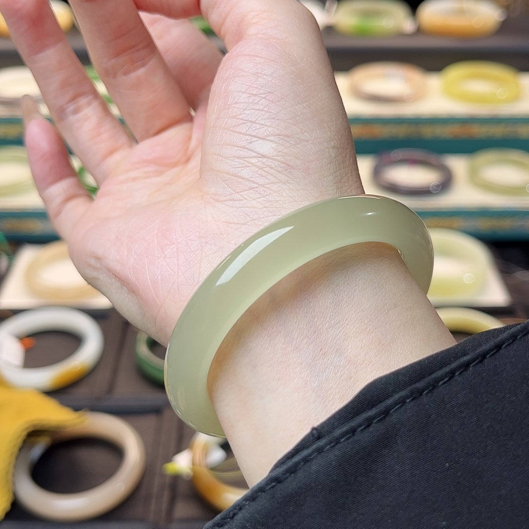 和田玉手镯未镶嵌高冰葡萄肉